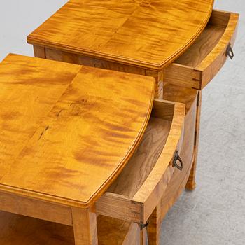 A pair of nightstands, ecarly 20th century.