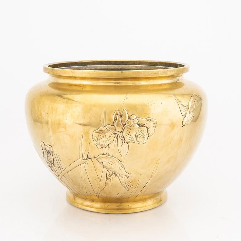 A signed Japanese brass urn 20th century.