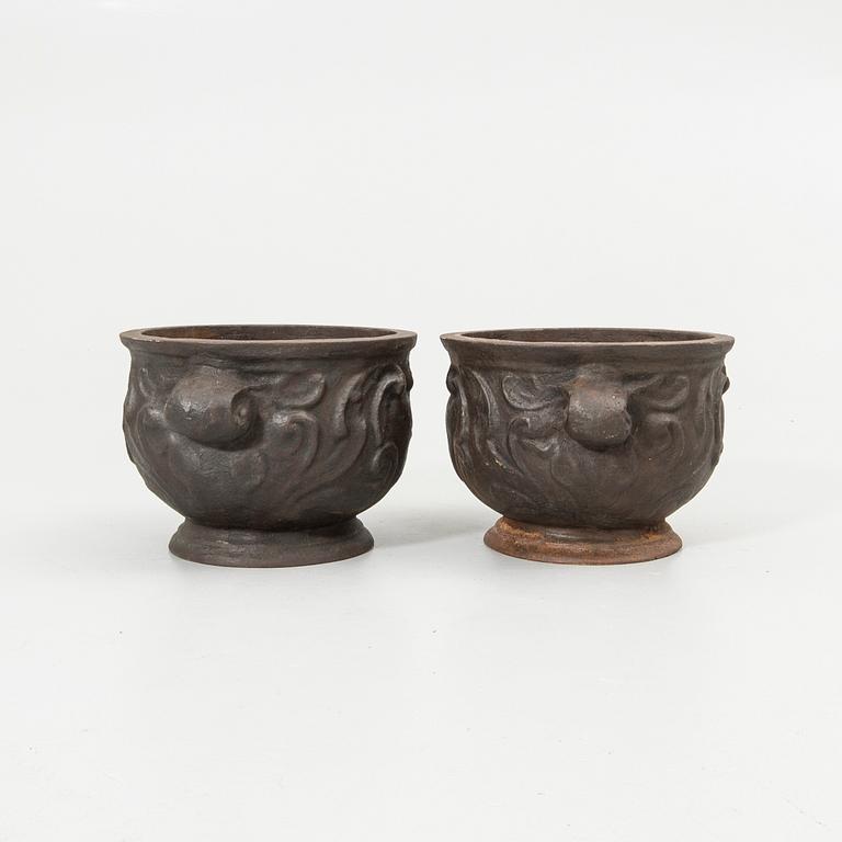 Garden urns, a pair, cast iron, “Baroque Urn”, Näfveqvarns Bruk, 20th century.