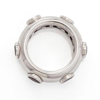 An 18K white gold ring with garnets and cordierites.