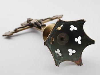 KRUCIFIX, mässing, märkt A. Chertier, Orfèvre, Paris, 1800-talets andra hälft.