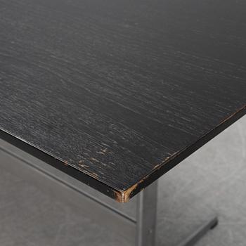 A Shaker table by Arne Jacobsen for Fritz Hansen, dated 1980.