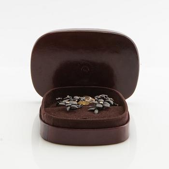 Ole Lynggaard, örhängen, ett par, "Forest", oxiderad silver med rödguldsinfattningar och briljantslipade diamanter samt extra hängen.