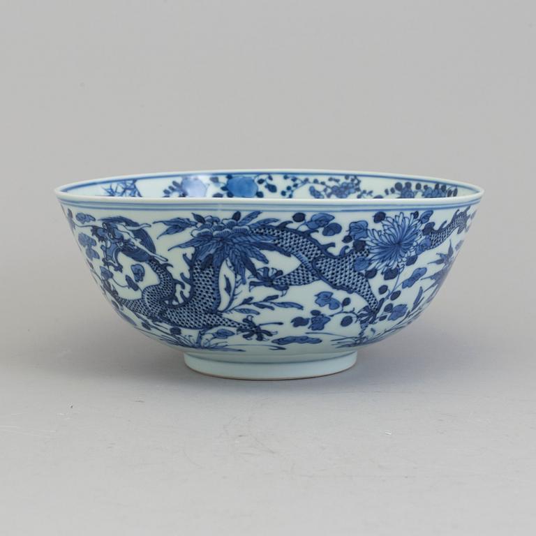 A blue and white porcelain bowl, Qing dynasty, late 19th century.