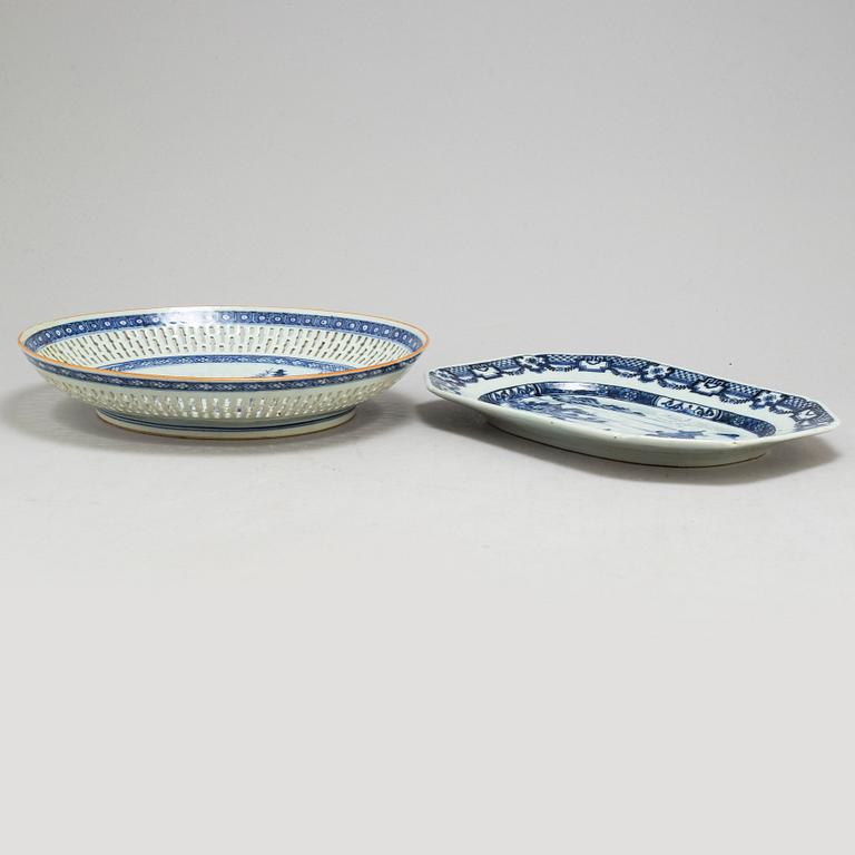 A pair of blue and white export porcelain serving dishes and one dish, QIng dynasty, Qianlong (1736-95).