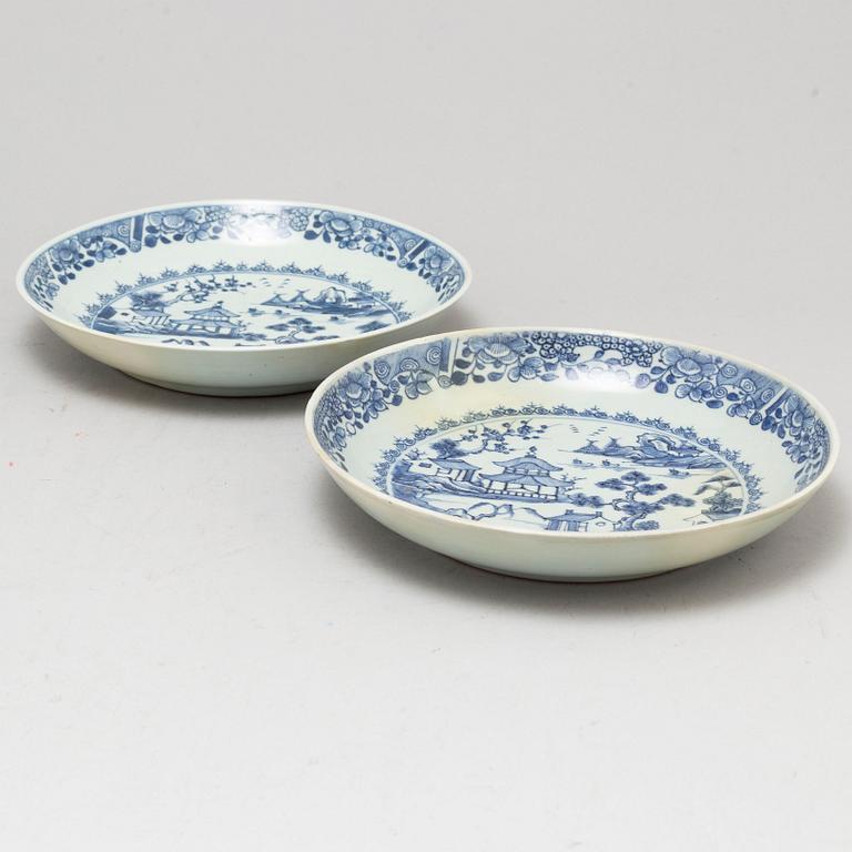 SERVERINGSFAT, SKÅLFAT, ett par, samt SKÅLAR, ett par, kompaniporslin. Qingdynastin, Qianlong (1736-95).