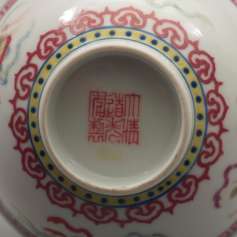 A pair of bowls, Republic with Daoguang seal mark.