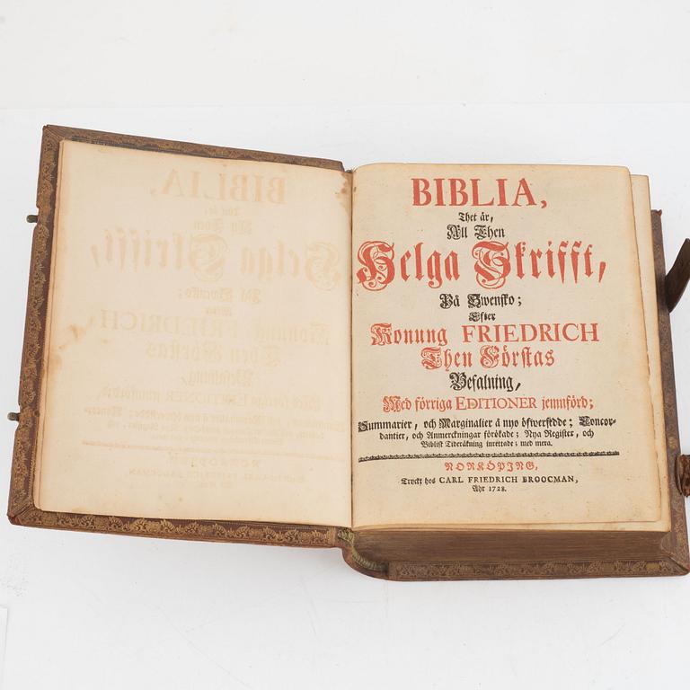 Bibel, 1728 med dekorativt samtida skinnband.