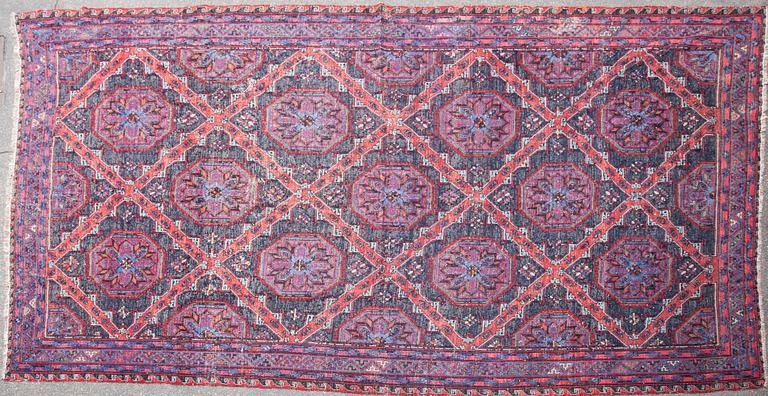MATTA, Soumak, antik. Ca 433x255 cm.