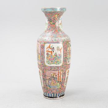 A large Chinese porcelaine floor vase, later part of the 20th CEntury,