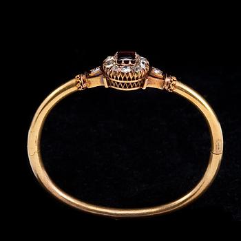 ARMRING, antikslipade diamanter ca 2.40 ct, granat ca 2.50 ct.