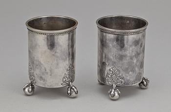 BÄGARE, ett par, silver, Carl Fredrik Carlman, Stcokholm 1899. Tot vikt ca 425 g.