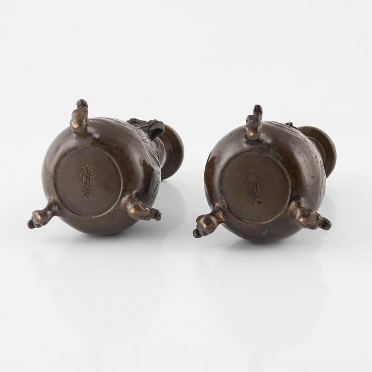 A pair of bronze vases, Japan, Meiji (1868-1912). Signed.