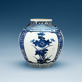 A Japanese blue and white jar, Edo period (1603-1868).