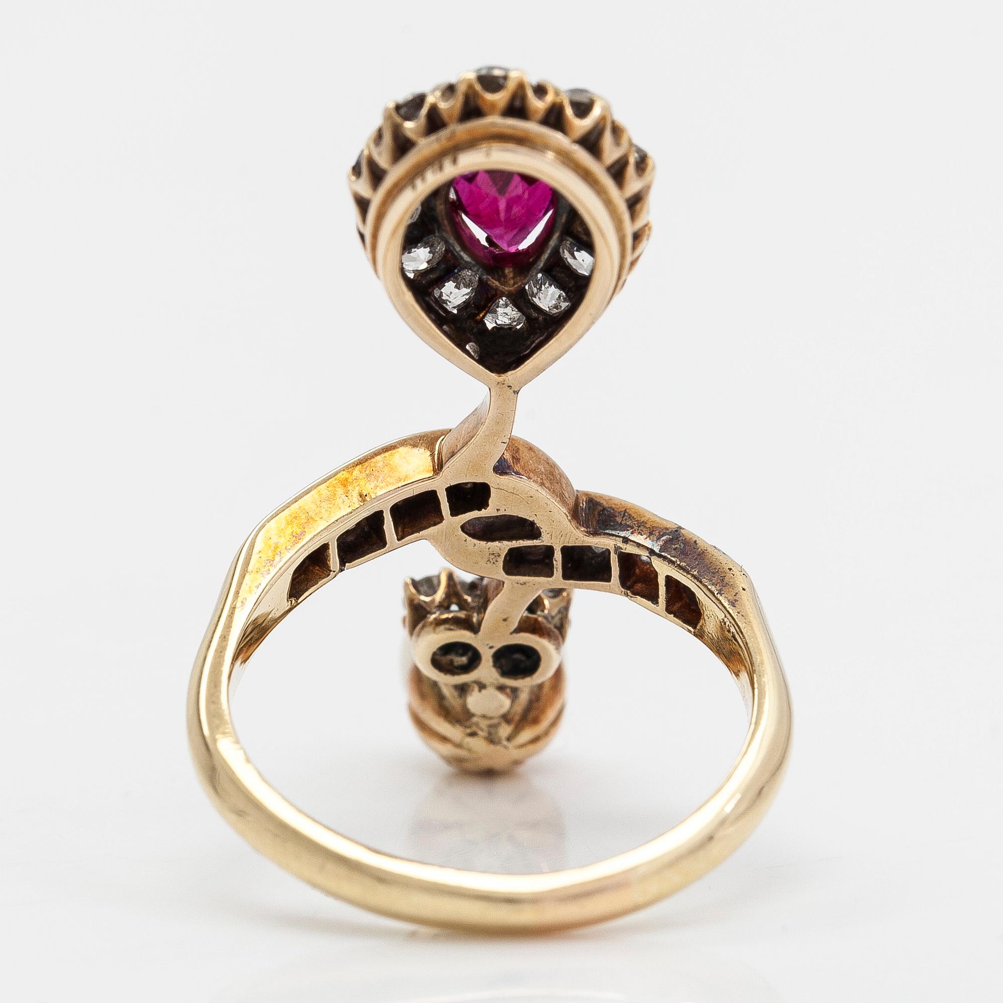 Sormus, 14K kultaa, vanhahiontaisia timantteja yht n. 0.78 ct, viljelty helmi sekä synt. rubiini.