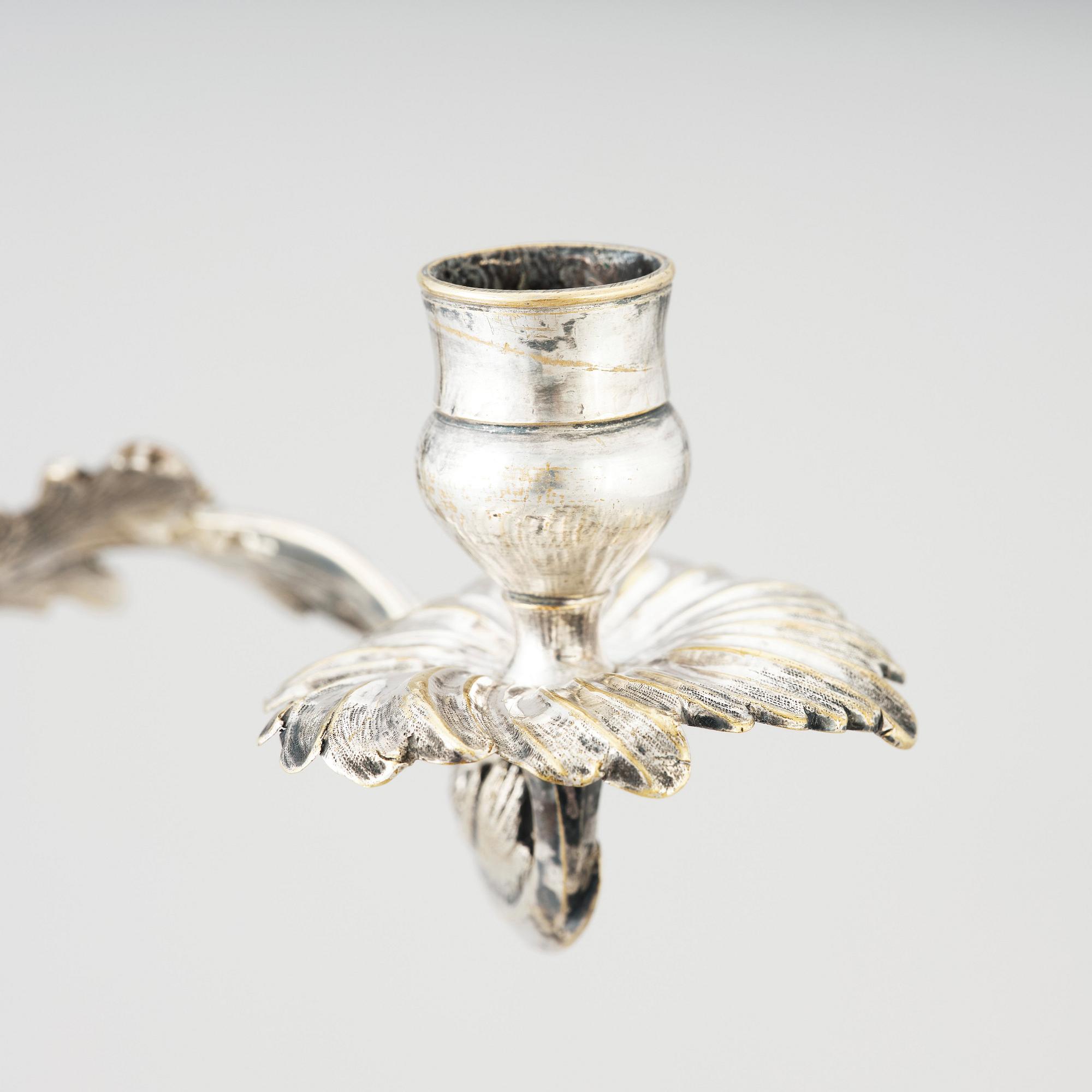 Kandelabrar, för två ljus, ett par,  försilvrad mässing, argent haché, Rokoko.