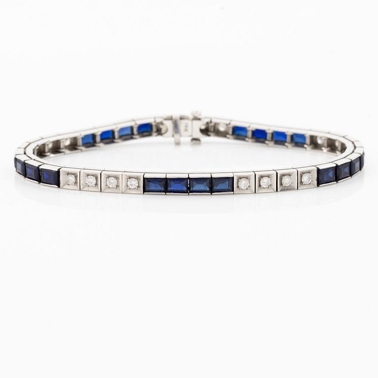 Arm bracelet, 14K white gold with sapphires and brilliant-cut diamonds.