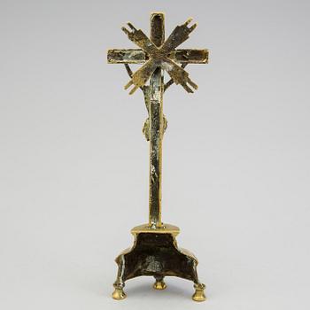 AN 18TH CENTURY BRONZE CRUCIFIX.