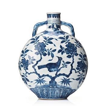 885. A blue and white moon flask, late Qing dynasty, circa 1900.