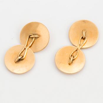 A pair of 18K gold cufflinks.