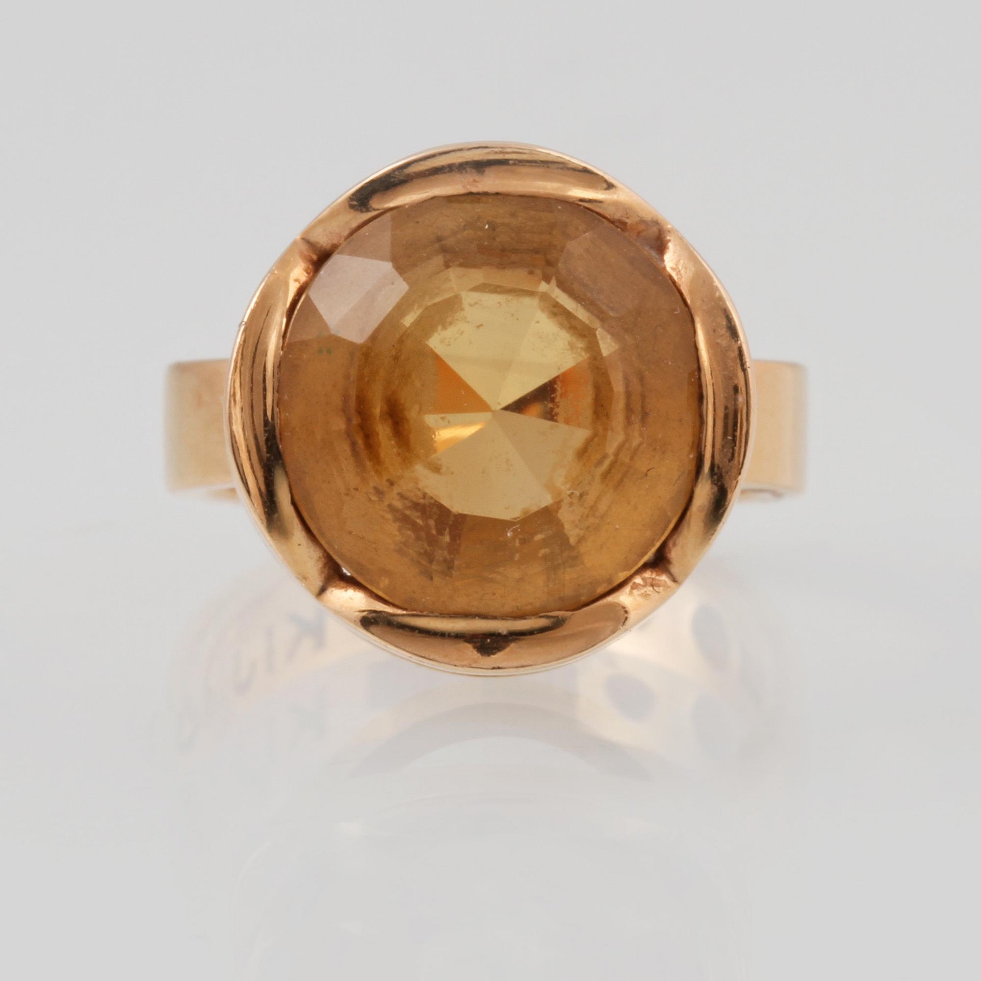 RING, 18K guld med fasettslipad citrin, Cecilia Johansson, Göteborg, 1967. Vikt 7,1 gram.