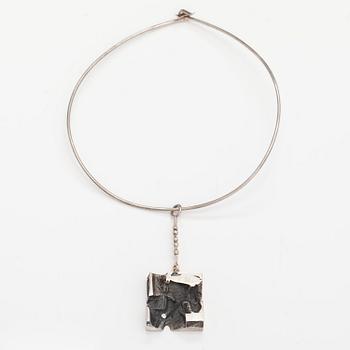 Jorma Laine, Halsband, sterlingsilver. Kultateollisuus, Åbo 1974.