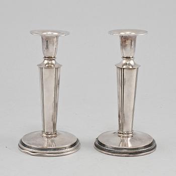 LJUSSTAKAR, ett par, silver, Tesi, Göteborg, 1956.