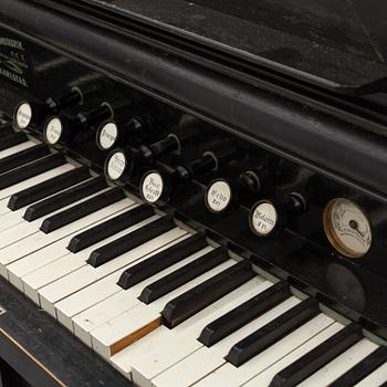 SJÄLVSPELANDE PIANO, J.P. Nyströms Orgel & Pianofabrik, Karlstad.