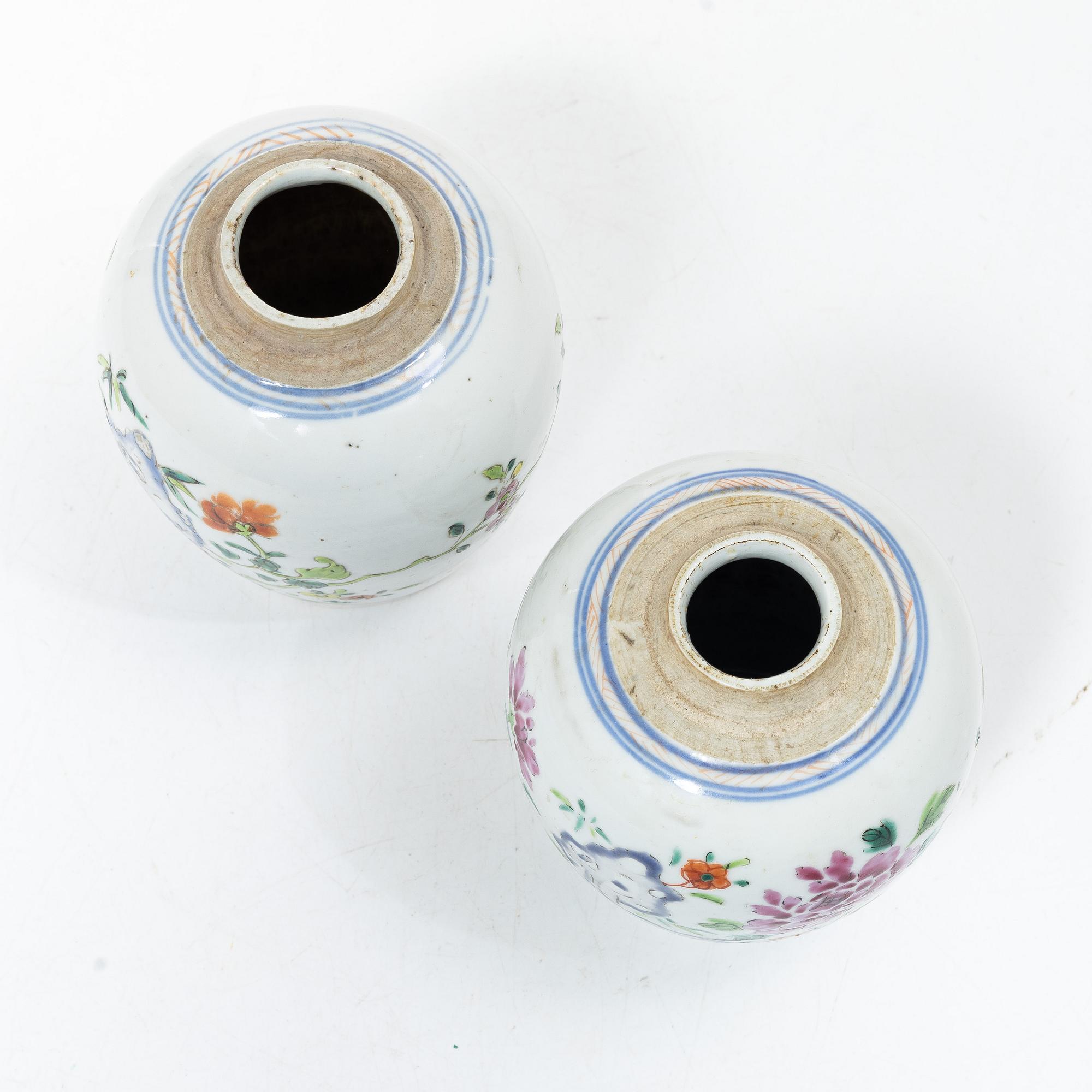 Bojaner/tedosor, två stycken, porslin. Qingdynastin, Qianlong (1736-95).