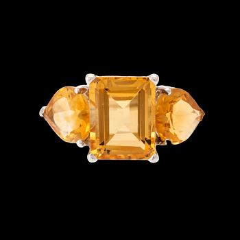 Ring 18K vitguld med fasetterade citriner.