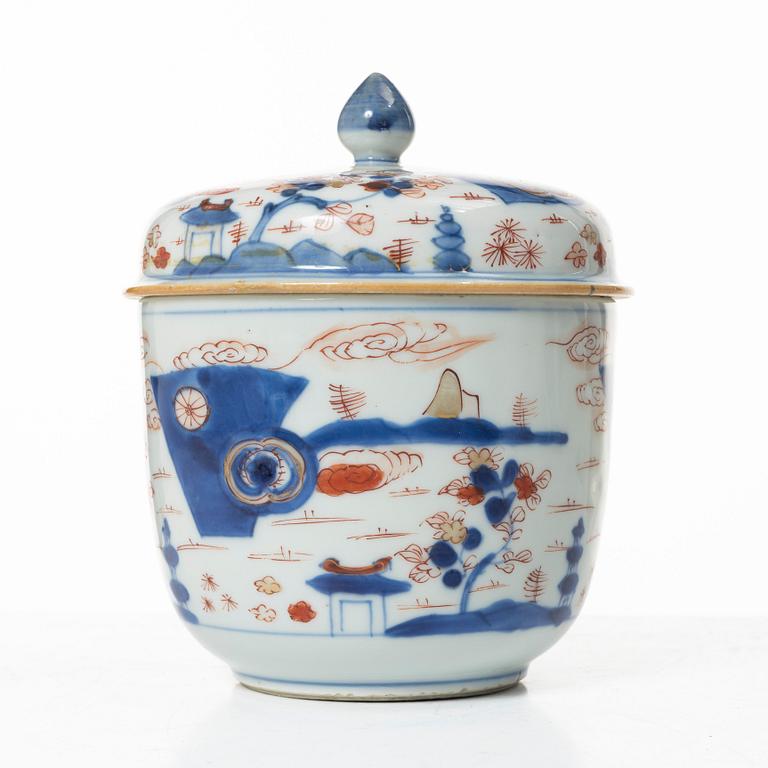 An Imari porcelain bowl with cover, China, 18th/19th century.