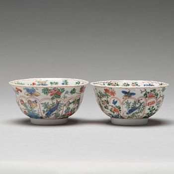 A pair of large famille verte cups with saucers, Qing dynasty, Kangxi (1662-1722).
