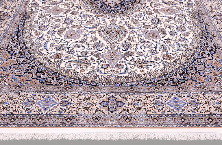Nain part silk, 6LAA, signed, ca 392 x 300 cm.