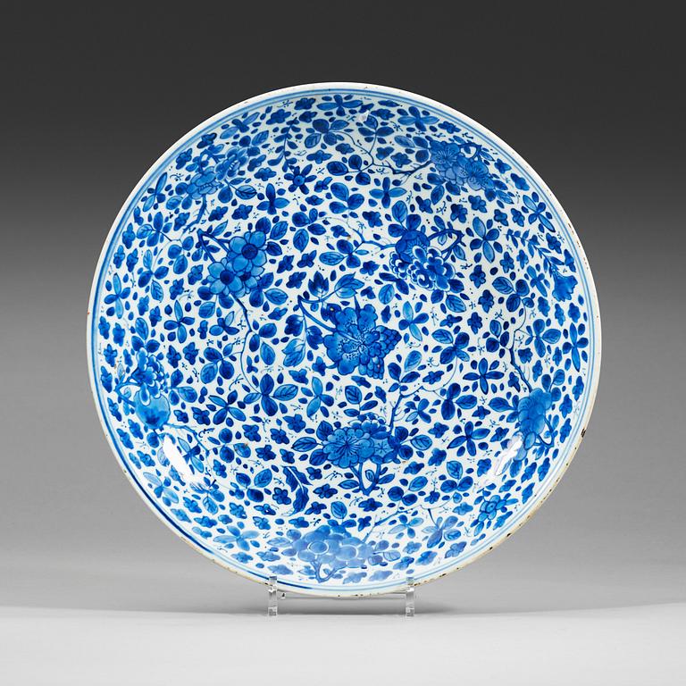 A blue and whit dish, Qing dynasty, Kangxi (1662-1722).