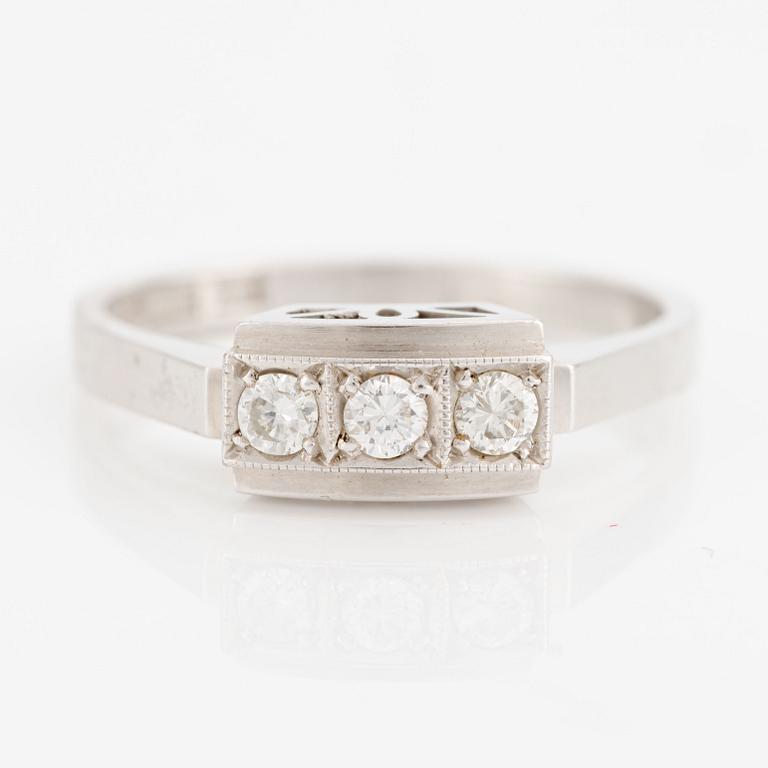 Ring 18K white gold set with round brilliant-cut diamonds.