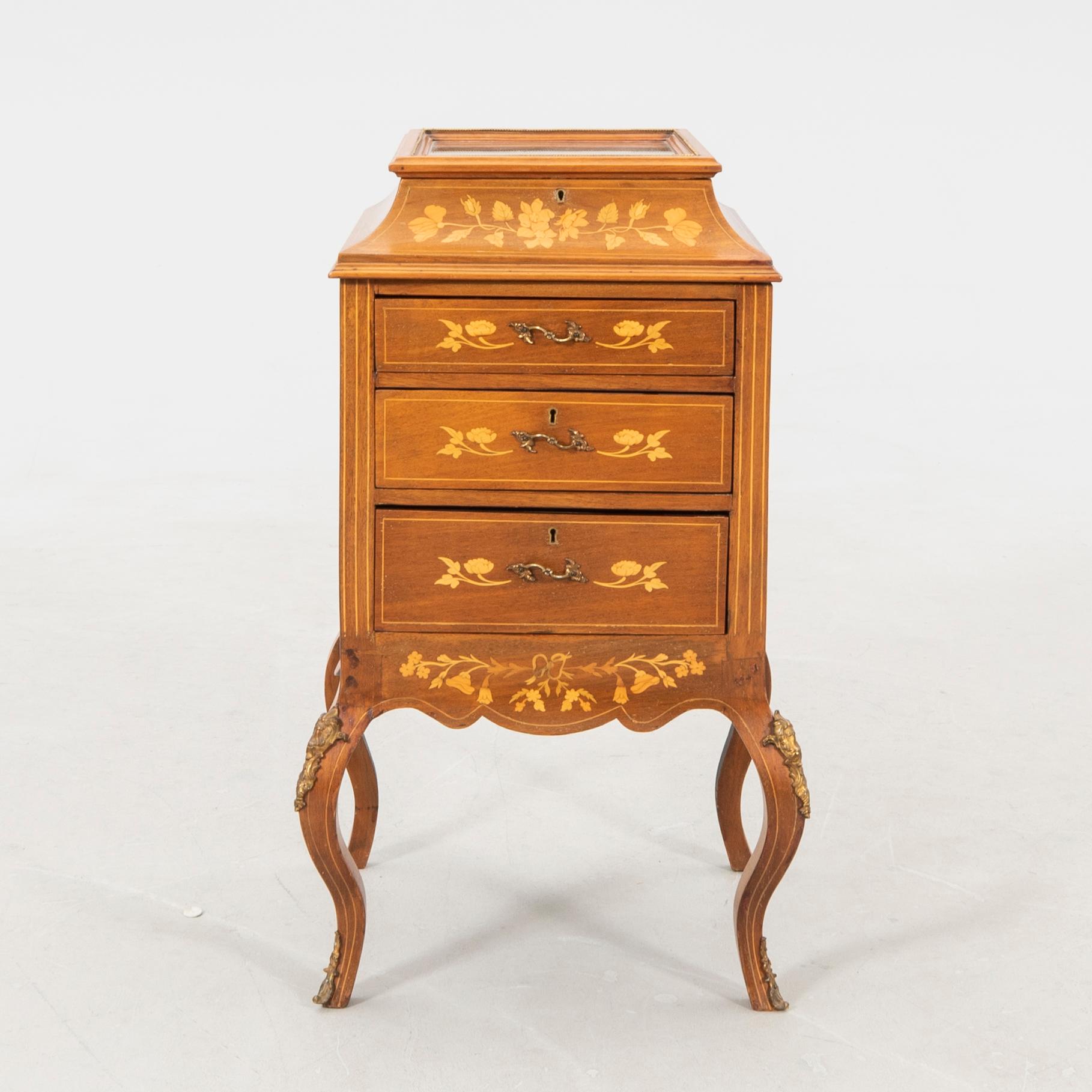 Monterskåp/byrå rokokostil 1900-talets första hälft.