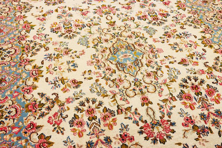 An antique Kirman carpet, a. 310 x 210 cm.