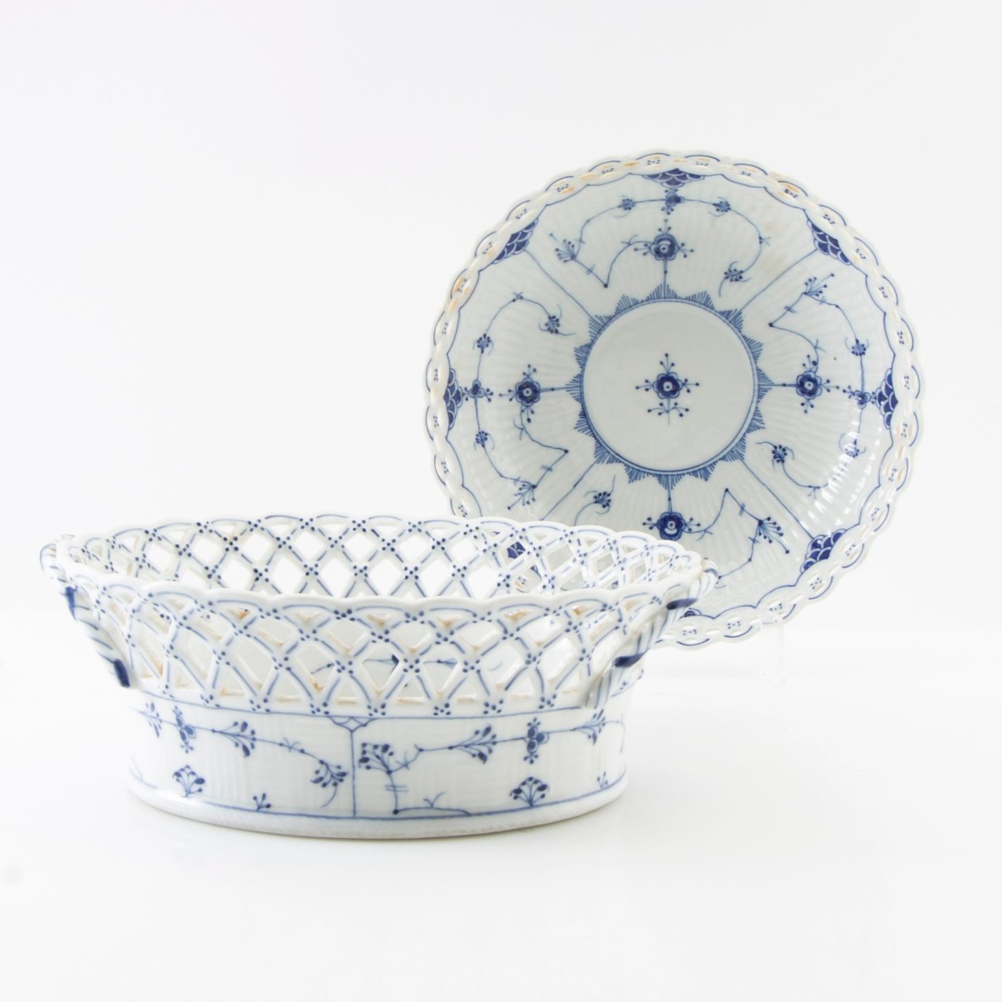 Galleried bowl "Musselmalet helblonde" Royal Copenhagen Denmark porcelain 20th century and bowl dish.