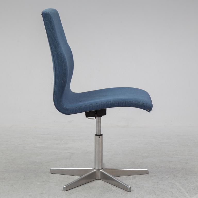 An ARNE JACOBSEN "Oxford" Swivel chair, Fritz Hansen, 1994.