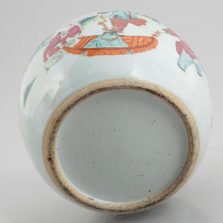 A porcelain urn with cover, China, Qing dynasty, late 19th century.