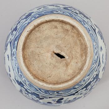 A blue and white flower pot, Qing dynasty, 19th century.