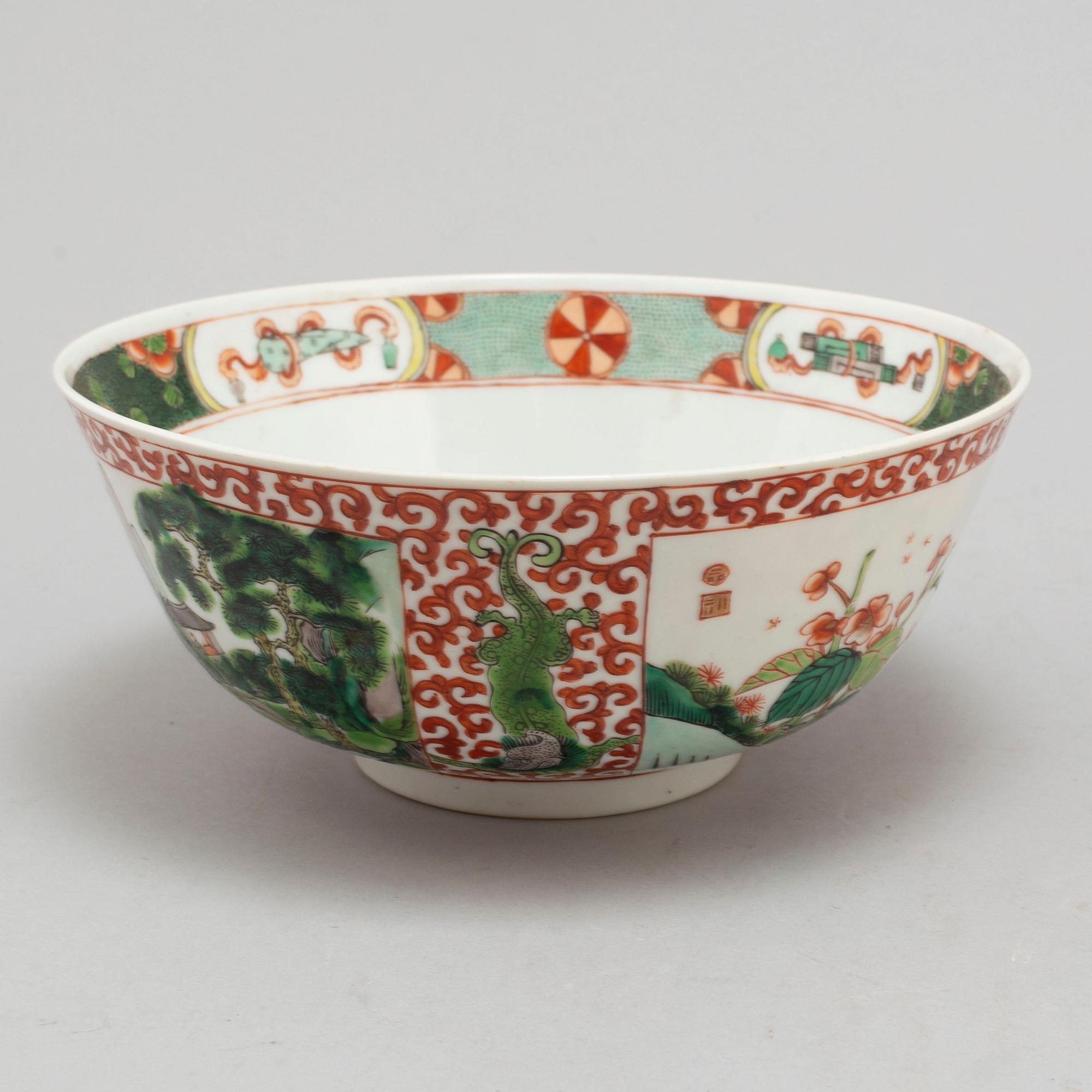 A famille verte bowl, Qing dynasty, late 19th century.