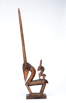 1136. HUVUDPRYDNAD. Tshiwara (stiliserad antilop) - Moderskap. Trä. Bambara-stammen. Mali ca 1940-tal. Höjd 86 cm.
