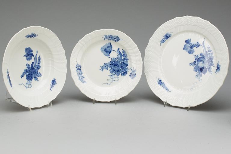 MATSERVIS, 18 delar,  porslin, "Blå blomst", Royal Copenhagen, 1900-talets andra hälft.