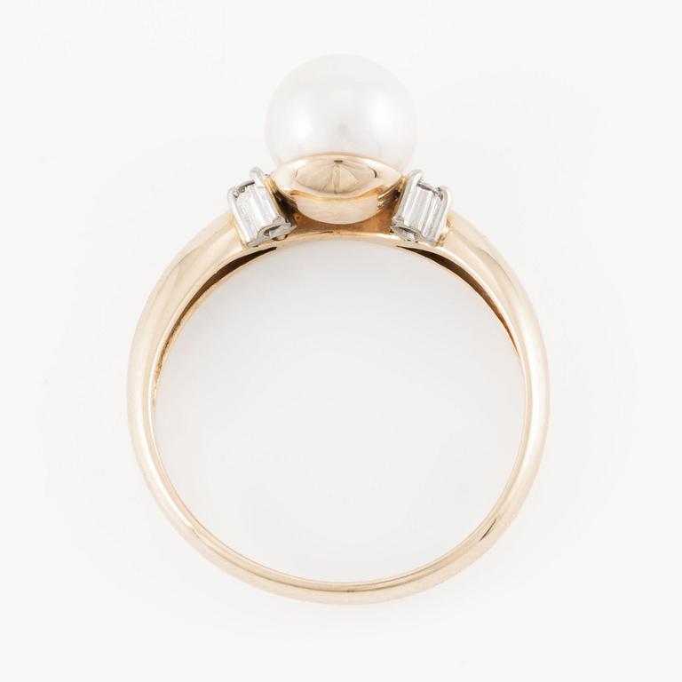 Ring in 14K gold with an Akoya pearl and brilliant-cut diamonds.