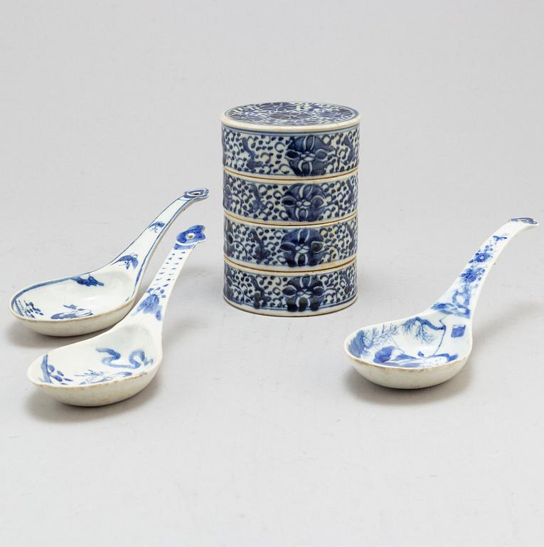 Three large blue and white spoons and a four tiered food bowl, Qing dynasty, late 19th century.