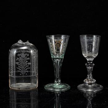 FLASKA, glas samt VINGLAS, två stycken, Sverige, 1700-tal.