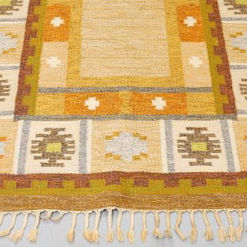 Ingegerd Silow, matta, "Båstad", rölakan, ca 202,5 x 135,5-137 cm, signerad IS.