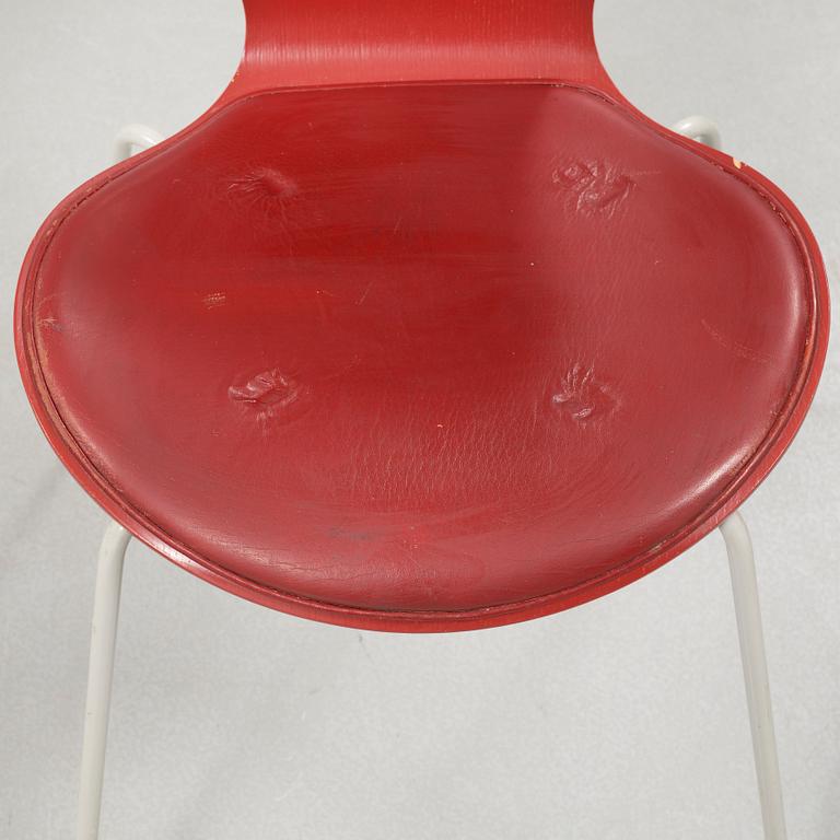A pair of "Seven" chairs, designed by Arne Jacobsen for Fritz Hansen, 1995.