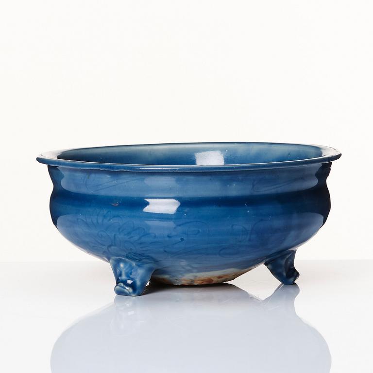 A blue glazed tripod censer, Qing dynasty, 19th Century.